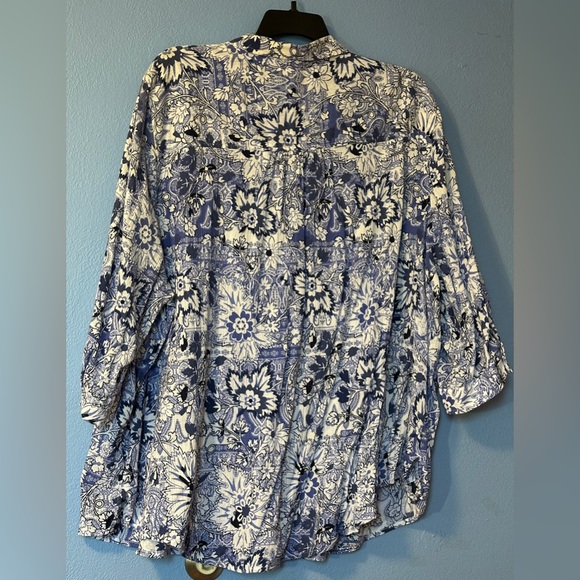 Catherines Women Button Down Collar Floral Button Cuffed Shirt - Picture 2 of 13